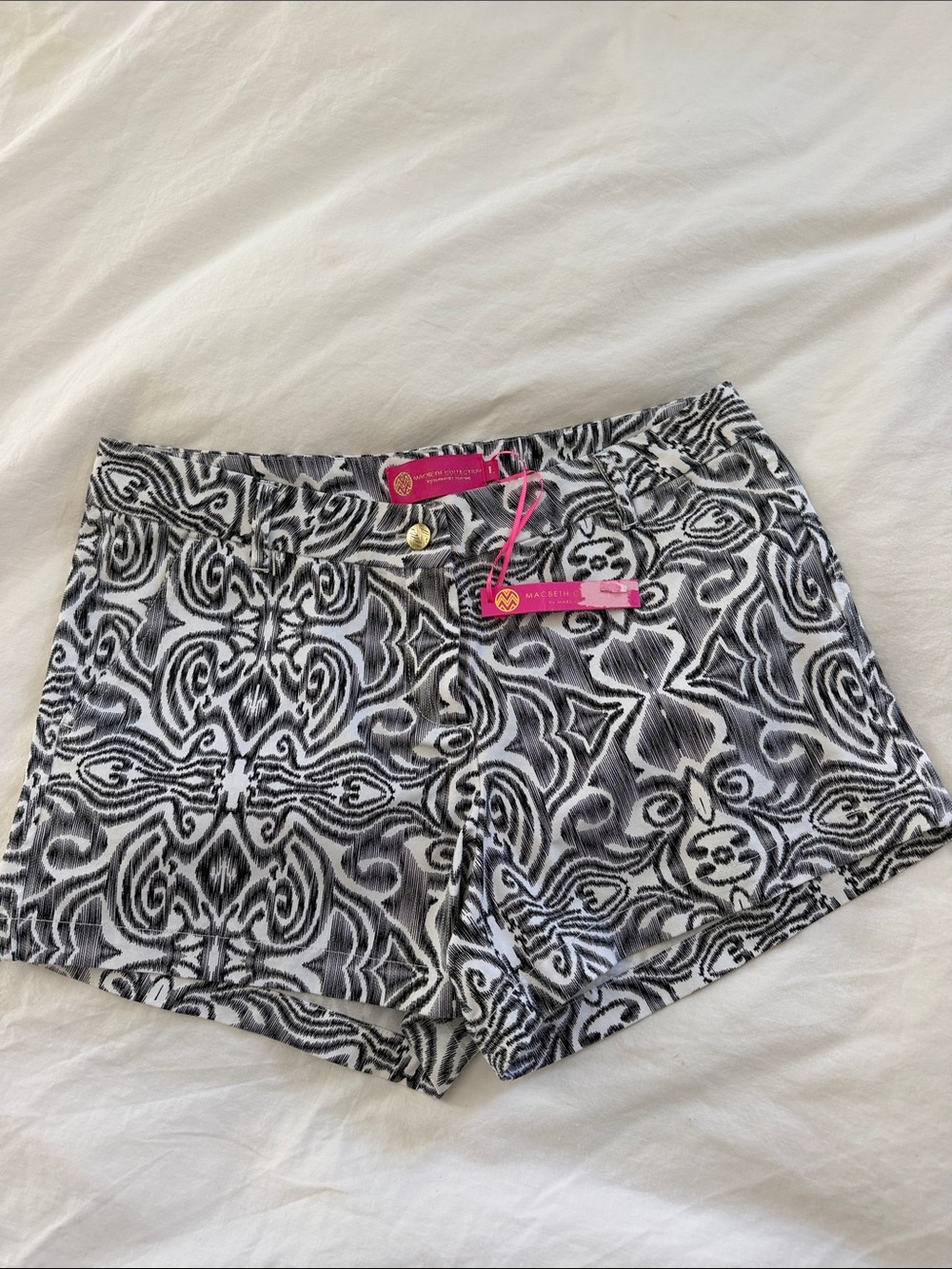 MACBETH COLLECTION by Margaret Josephs | Black White Print Shorts (SZ L)